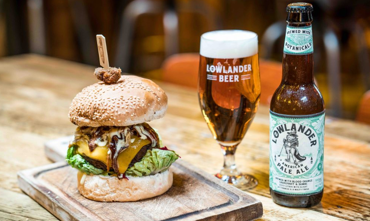 Lowlander American Pale Ale met een burger